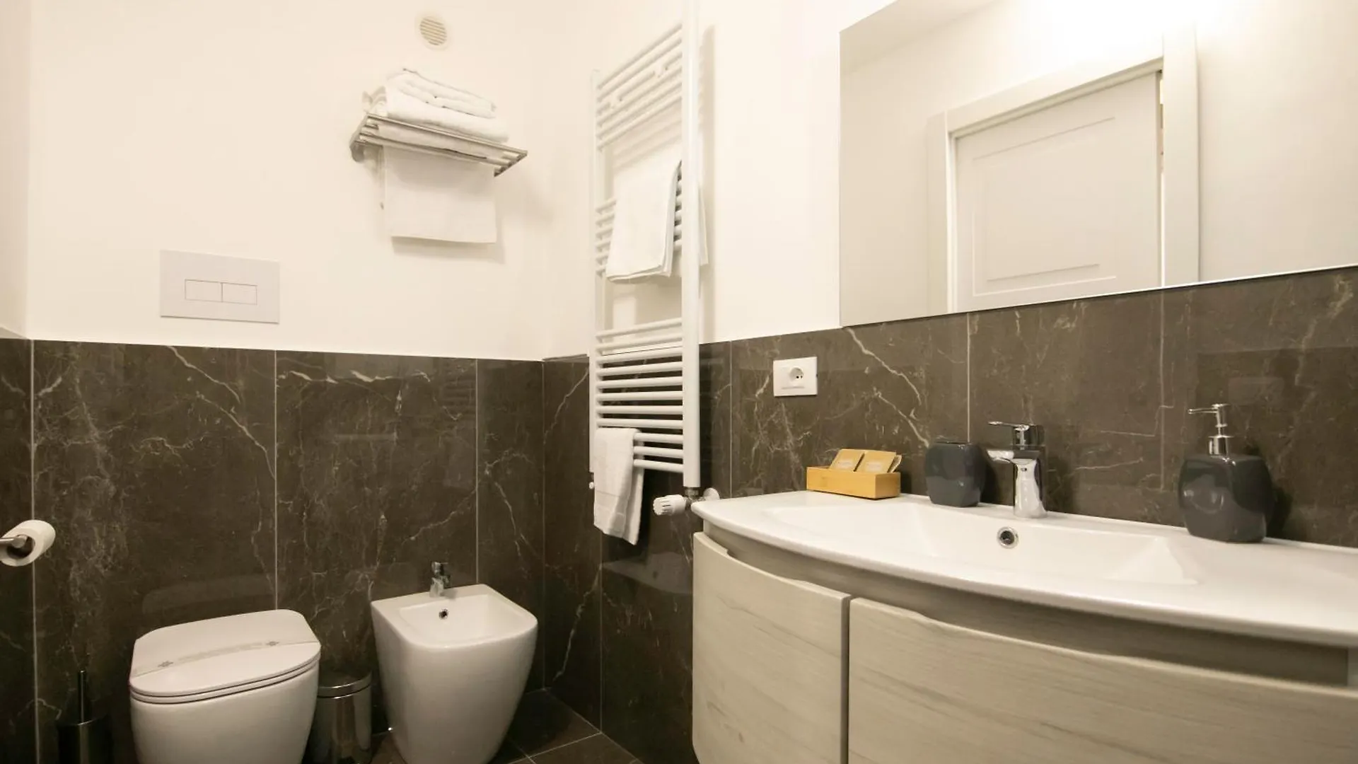 Villareale47 Luxury Suites & Rooms Palermo 0*,