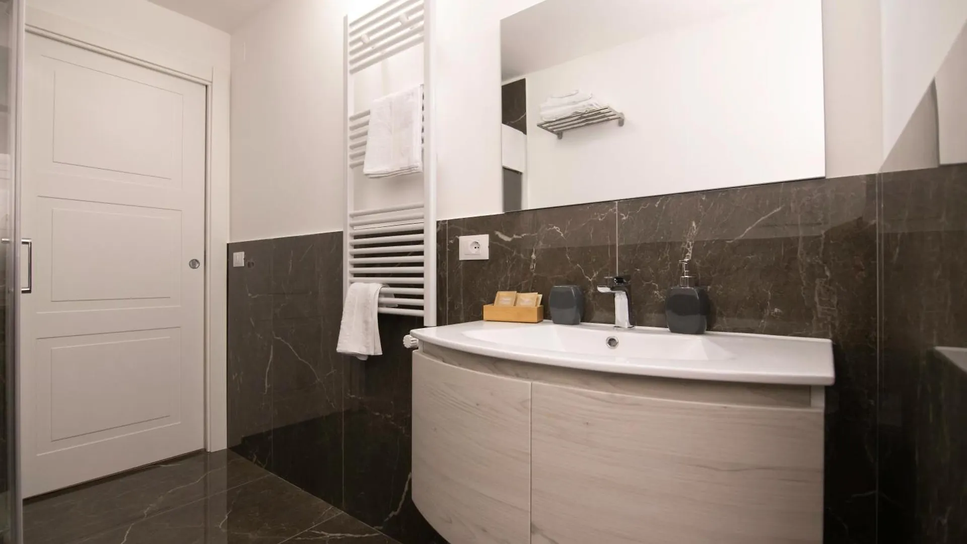 بيت ضيافة Villareale47 Luxury Suites & Rooms باليرمو إيطاليا